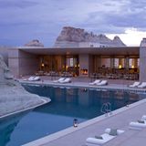 Die Amanrsorts haben ihren Preis: Eine Nacht im Amangiri beginnt bei 2300 US-Dollar inklusive Mahlzeiten für zwei Personen in der Nebensaison Hinzukommen 525 US-Dollar für Steuern und weitere 780 US-Dollar für eine dreistündige geführte Tour auf der Via Ferrata.