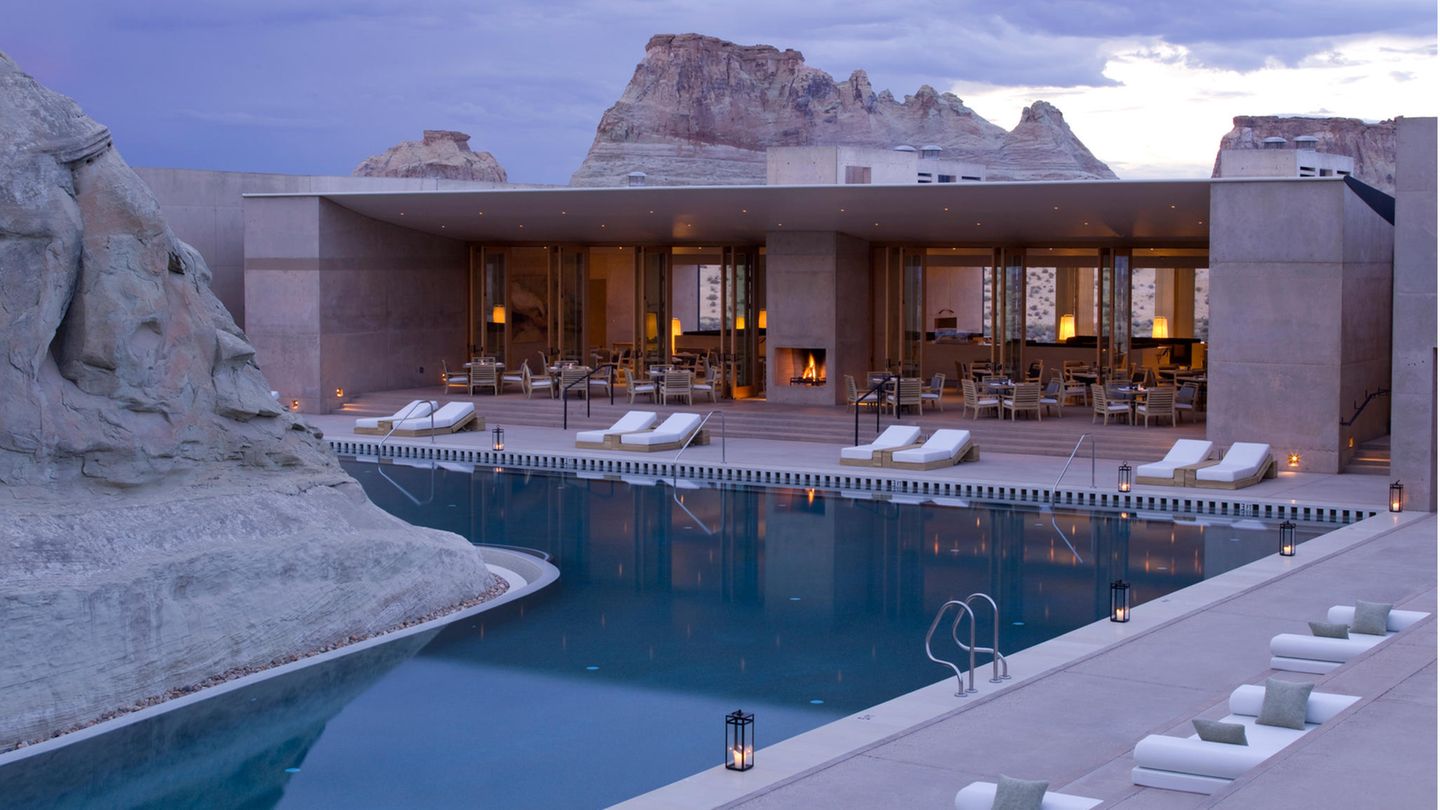 Die Amanrsorts haben ihren Preis: Eine Nacht im Amangiri beginnt bei 2300 US-Dollar inklusive Mahlzeiten für zwei Personen in der Nebensaison Hinzukommen 525 US-Dollar für Steuern und weitere 780 US-Dollar für eine dreistündige geführte Tour auf der Via Ferrata.