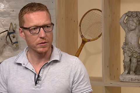 Lars Kauter steht im Studio von "Bares für Rares" in Pulheim