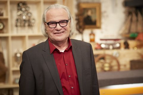 Experte Albert Maier steht im Studio von Bares für Rares in Pulheim