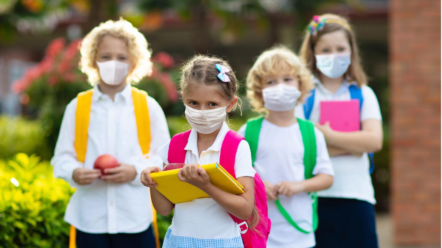 Schulkinder auf dem Weg in ihre Klasse (Symbolbild)