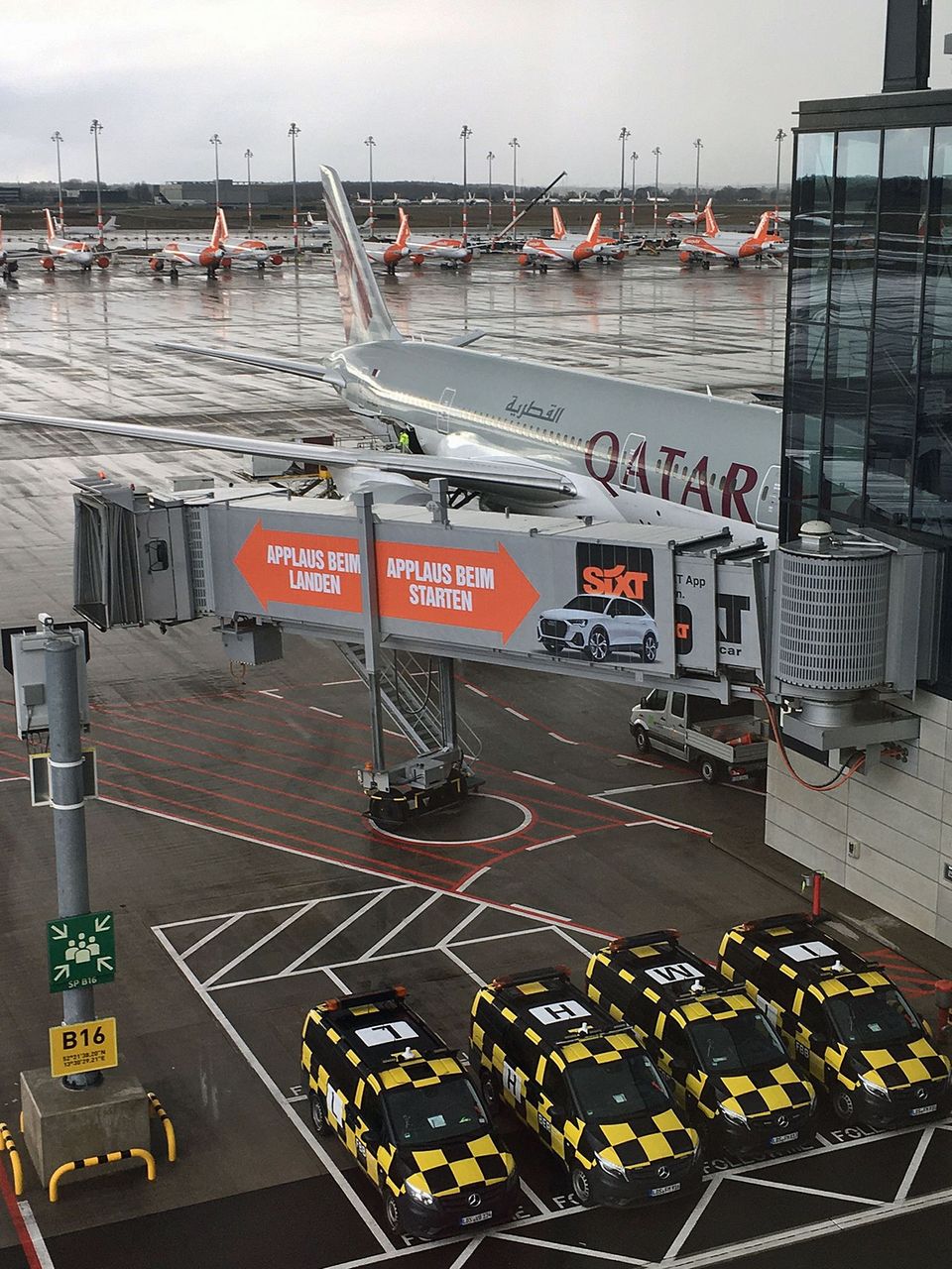 Erfahrungen eines Langstreckenflugs: Die Boeing 787 von Qatar Airways am Flughafen BER. Im Hintergrund stehen langfristig geparkte Maschinen von Easyjet. Die Boeing 787 von Qatar Airways am Flughafen BER. Im Hintergrund stehen langfristig geparkte Maschinen von Easyjet.