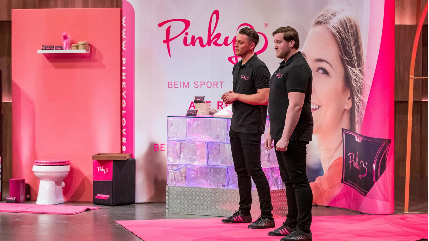 Gründershow: Der Tampon-Shitstorm Mit ihren Plastikhandschuhen zur Entsorgung von Tampons handelten sich die (männlichen) Gründer von Pinky Gloves einen Proteststurm in sozialen Netzwerken ein. Der Vorwurf: ein unnötiges Produkt, das die Periode der Frau als schmutzig tabuisiere und noch dazu unökologisch sei. Ob der verheerenden Reaktionen zogen die Pinky-Gloves-Gründer, die mit Ralf Dümmel sogar einen Investor hatten gewinnen können, das Produkt vom Markt zurück. Pinky-Gründer Eugen Raimkulow (links) und Andre Ritterwürden