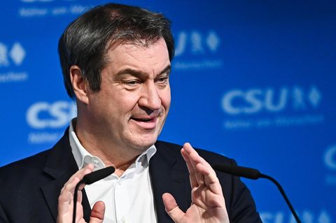 CSU-Parteichef Markus Söder vor blauer Wand mit CSU-Logo
