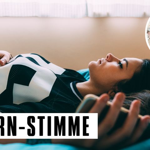 Teenagerin liegt traurig im Bett