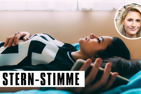 Teenagerin liegt traurig im Bett