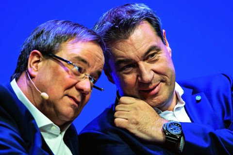 Armin Laschet neben Markus Söder vor einem blauen Hintergrund