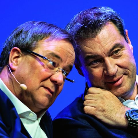 Armin Laschet neben Markus Söder vor einem blauen Hintergrund