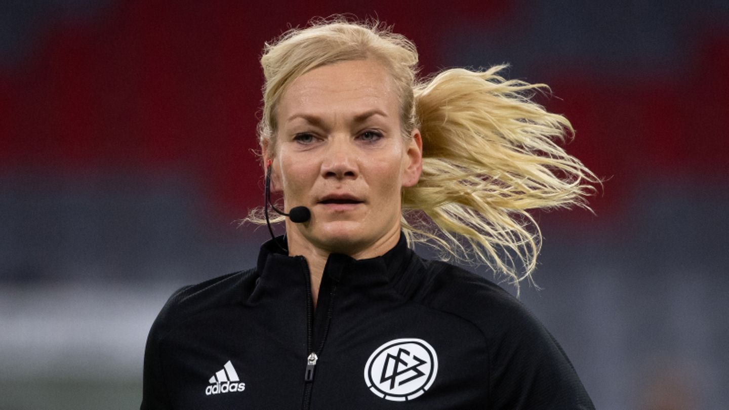 Die Schiedsrichterin Bibiana Steinhaus beim Laufen auf dem Rasen