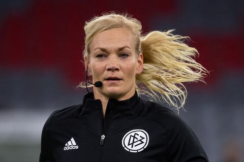 Die Schiedsrichterin Bibiana Steinhaus beim Laufen auf dem Rasen