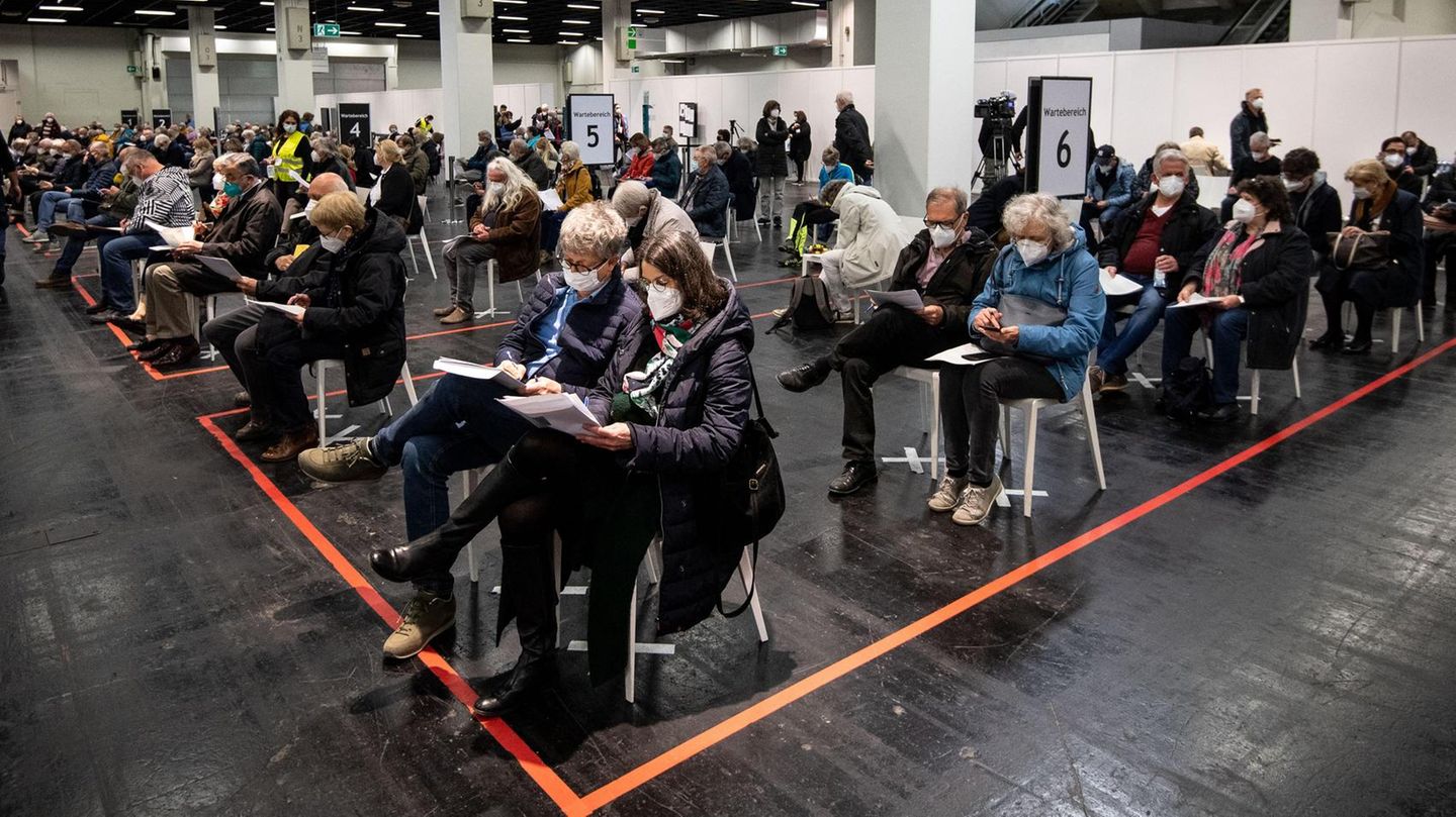 Wartende im Impfzentrum