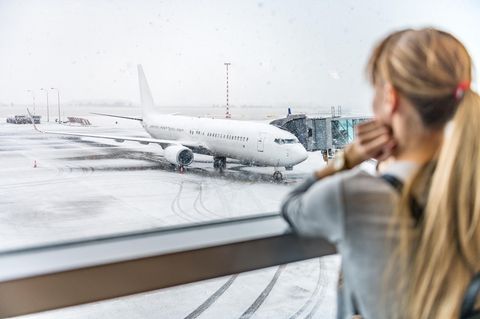 Frau wartet am Airport