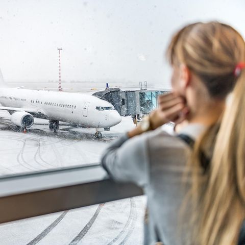 Frau wartet am Airport