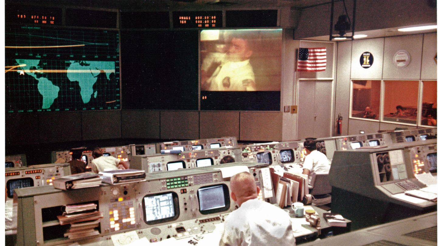 13. April 1970: "Houston, we’ve had a problem."   Es ist eines der bekanntesten Zitate aus der Raumfahrt und eines, das zum geflügelten Wort wurde: "Houston, we’ve had a problem." – "Houston, wir haben gerade ein Problem gehabt.“  Am 11. April 1970 startete die Apollo-13-Mission der Nasa in den USA. An Bord waren die Raumfahrer Jim Lovell, Jack Swigert und Fred Haise. Das Ziel war die dritte bemannte Mondlandung. Das Foto zeigt eine Unterhaltung zwischen dem Astronauten Haise und dem Mission Operations Control Room in Houston, Texas am 13. April 1970. Kurz nach dieser Funkverbindung explodierte einer der Sauerstofftanks des Raumschiffs "Odyssey". Swigert funkte dann: "Okay Houston, we’ve had a problem here." Als in Houston um Wiederholung gebeten wurde, antwortete Lovell: "Houston, we’ve had a problem."  Die Mondlandung konnte nicht mehr durchgeführt werden und die Mannschaft musste zur Erde zurückkehren – ein riskantes Unterfangen. Die Mondlandefähre "Aquarius" fungierte dabei als eine Art Rettungsboot für die Raumfahrer. Am 17. April landeten Lovell, Swigert und Haise schließlich mit einer Landekapsel wieder auf der Erde.  Die Mission und das Zitat wurden bekannt durch den Spielfilm "Apollo 13" mit Tom Hanks aus dem Jahr 1995. Hier wurden die berühmten Worte aber zu "Houston, we have a problem" – "Houston, wir haben ein Problem" abgeändert.