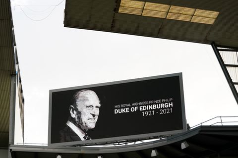 Eine Gedenktafel für Prinz Philip in einem Fußballstadion
