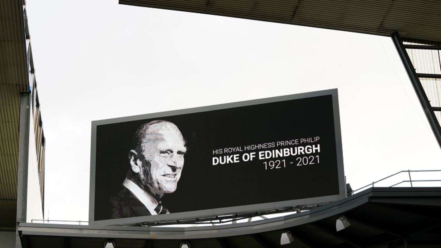 Eine Gedenktafel für Prinz Philip in einem Fußballstadion