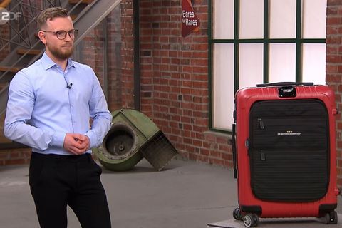 Stefan Harpering steht im Studio von Bares für Rares in Pulheim neben seinem Koffer