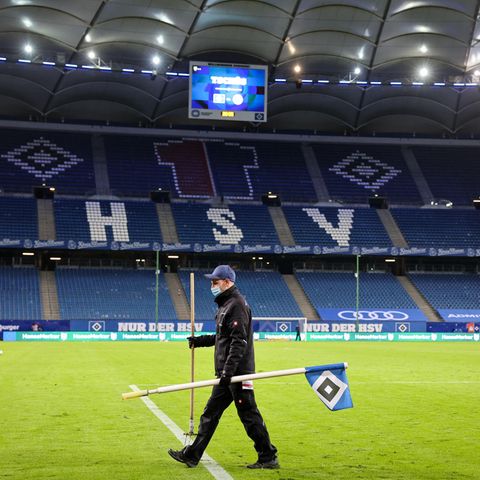 Greenkeeper im leeren Hamburger Volksparkstadion