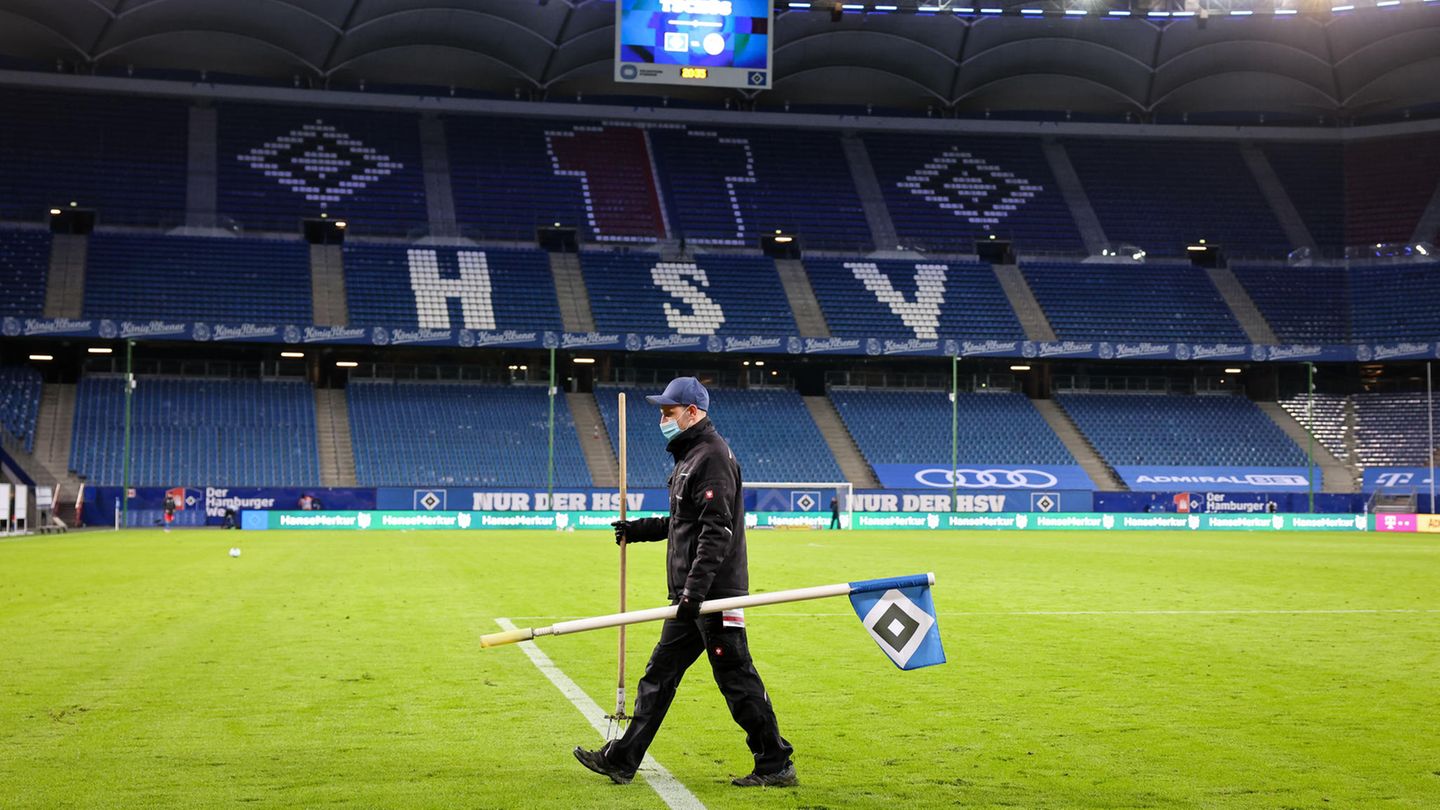 Greenkeeper im leeren Hamburger Volksparkstadion