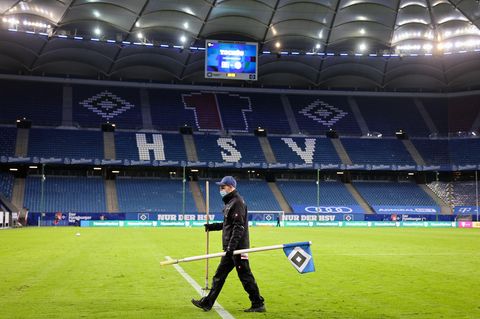 Greenkeeper im leeren Hamburger Volksparkstadion