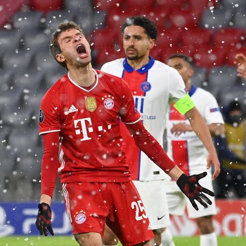 Thomas Müller ärgert sich über eine verpasste Torchance im Hinspiel gegen Paris Saint-Germain