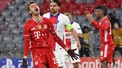 Thomas Müller ärgert sich über eine verpasste Torchance im Hinspiel gegen Paris Saint-Germain