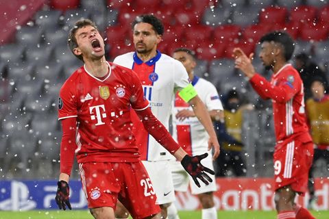 Thomas Müller ärgert sich über eine verpasste Torchance im Hinspiel gegen Paris Saint-Germain