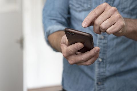 Eine vertrauenserweckend aussehende SMS, ein schneller Klick auf einen Link ... (Symbolbild)