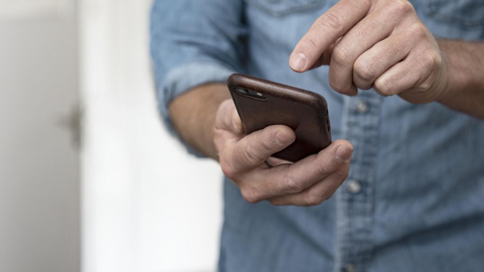 Eine vertrauenserweckend aussehende SMS, ein schneller Klick auf einen Link ... (Symbolbild)
