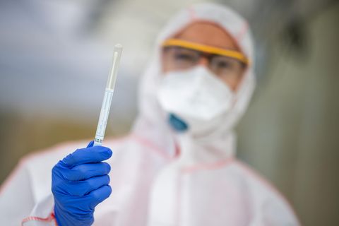 Coronavirus-Test: Mitarbeiter eines Gesundheitsamtes mit Abstrich-Probe in der Hand