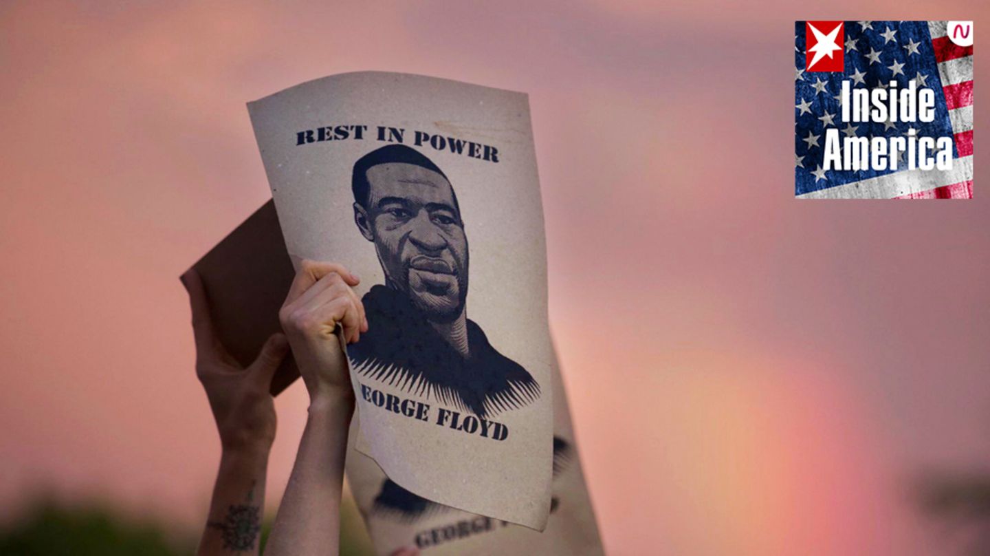 Demonstranten in Minneapolis halten während einer Protestaktion Plakate mit dem Porträt von George Floyd in die Höhe.