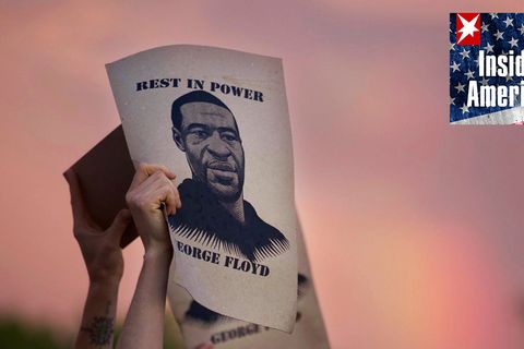 Demonstranten in Minneapolis halten während einer Protestaktion Plakate mit dem Porträt von George Floyd in die Höhe.