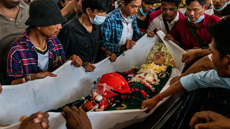 A funeral of Aung Kaung Htet, 15, who got killed yesterday during the security force fired up live round at anti-coup protesters in Yangon, Myanmar on March 21, 2021. Aung Kaung Htet, 15, starb, nachdem Sicherheitskräfte in Yangon in die Menge schossen