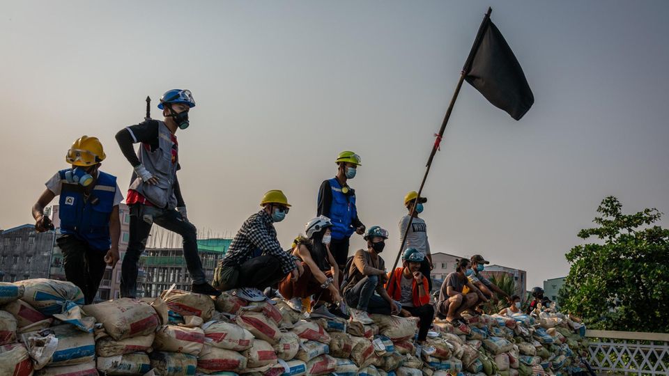 Anti-coup protesters are at the battle in Yangon, Myanmar on March 20, 2021. Proteste in Myanmar