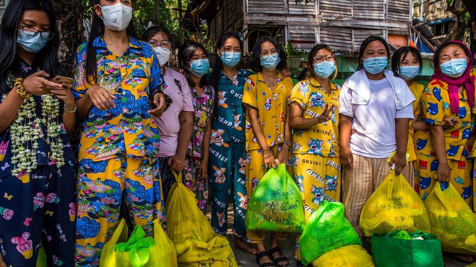 Young female protestors in their pajamas, released after being jailed for three weeks, take a group picture, holding bags of their belongings before going home, in Yangon, Myanmar, on March 24, 2021. (The New York Times) Drei Wochen waren sie in Haft und stehen nun in Pyjamas auf der Straße