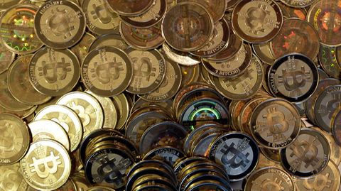 Bitcoin-Münzen auf einem Haufen.