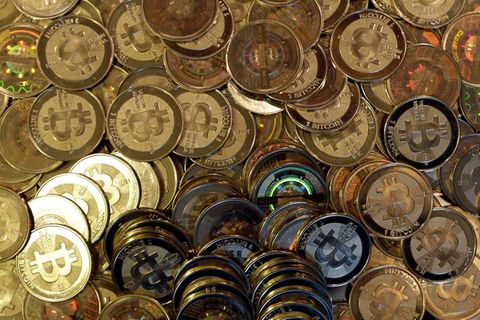 Bitcoin-Münzen auf einem Haufen.