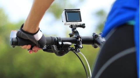 GoPro Alternativen: Action-Cam am Lenker eines Mountainbikes