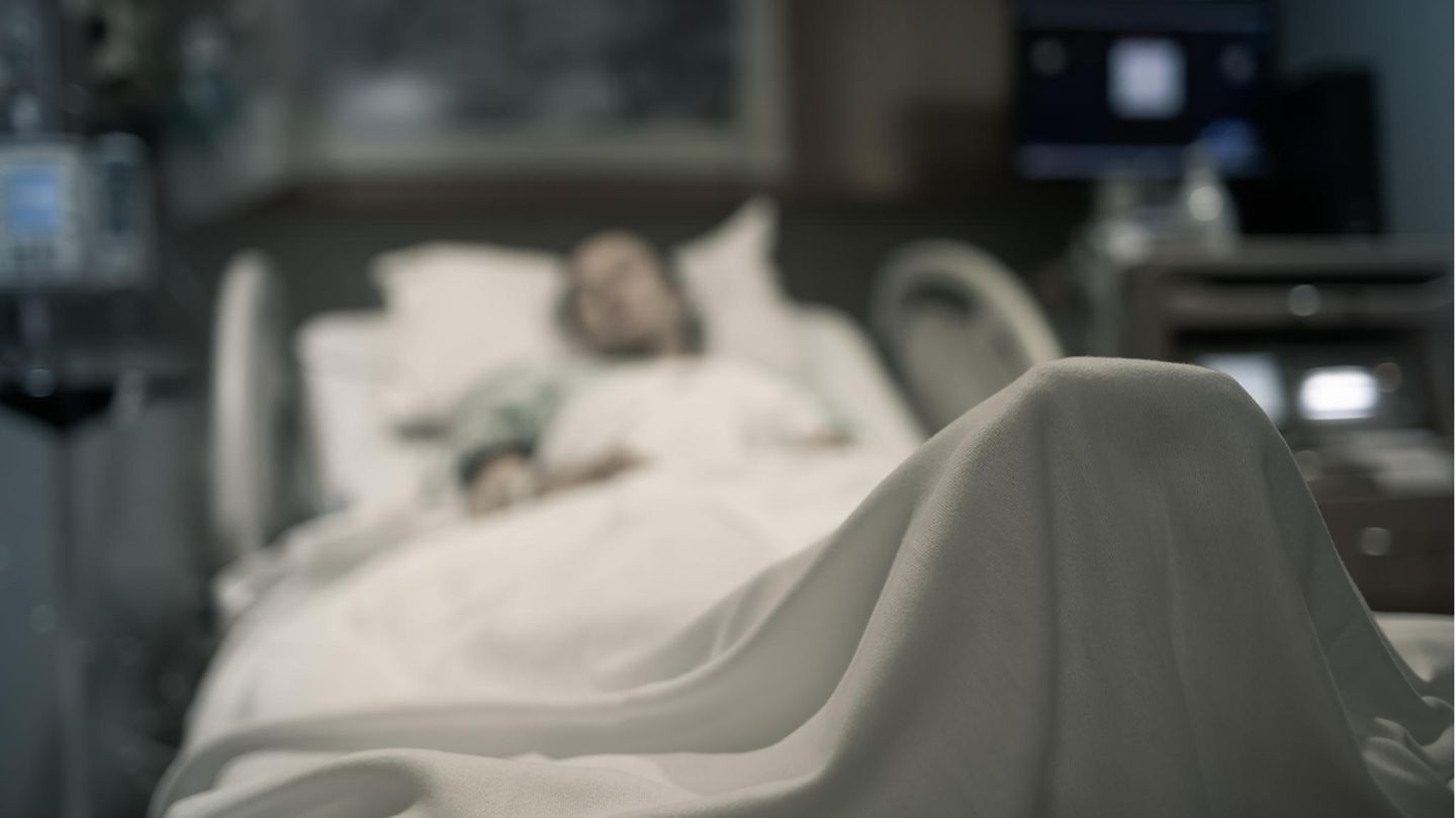 Eine Frau liegt in einem Krankenbett