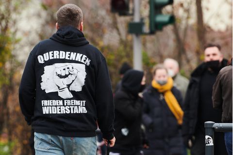 "Querdenken Frieden Freiheit Widerstand" steht auf der Rückseite des Pullovers eines Demonstranten