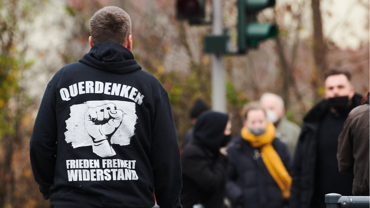 "Querdenken Frieden Freiheit Widerstand" steht auf der Rückseite des Pullovers eines Demonstranten