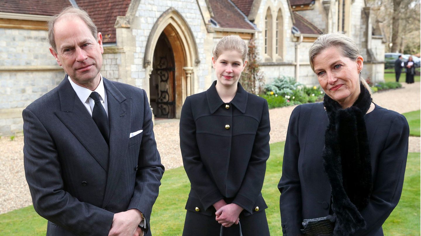 Prinz Edward, Sophie von Wessex und ihre Tochter Louise (M.) nach ihrem Besuch bei der Queen auf Schloss Windsor