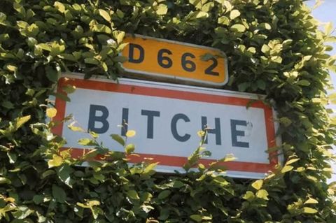 Das Ortsschild von Ville de Bitche im Verwaltungsbezirk Moselle nahe der deutschen Grenze