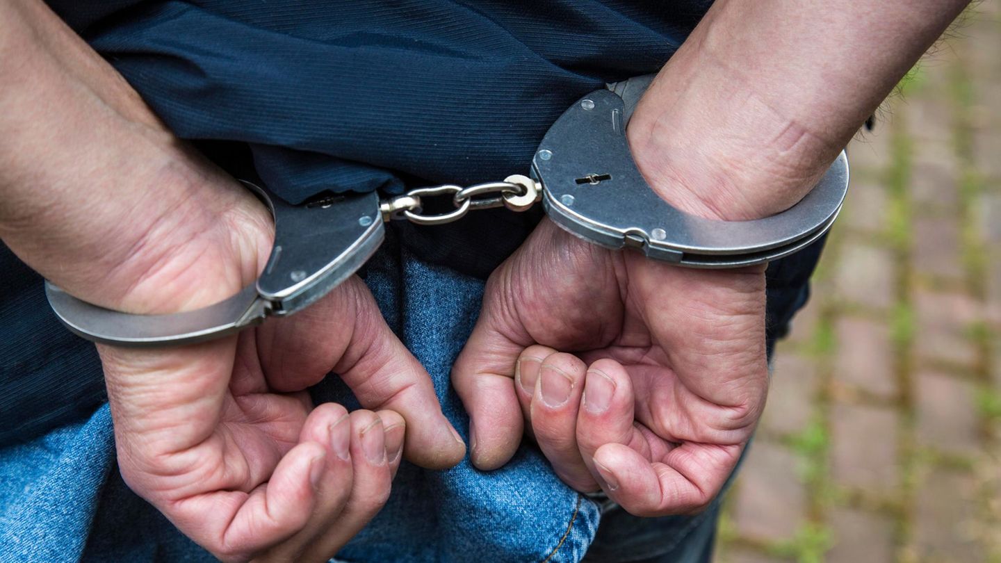Mann in Handschellen wird von zwei Polizisten abgeführt.