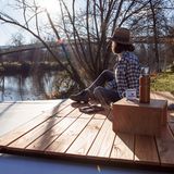 Auch die Dachterrasse ist aus echtem Holz gemacht.