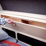 Der Innenausbau besteht aus Holz.