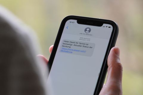 Betrugs-SMS auf einem Handy.