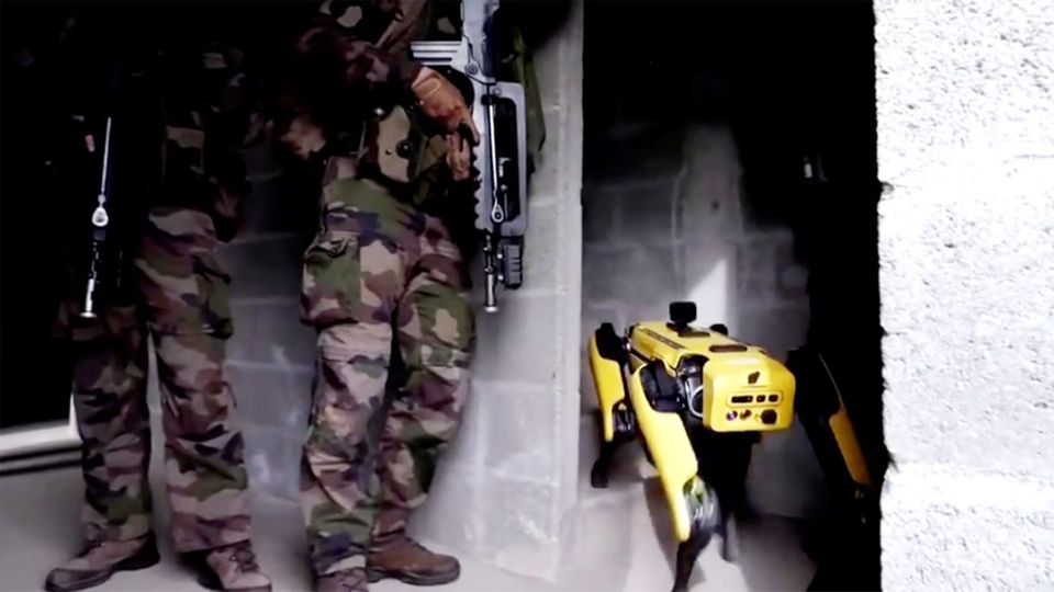 Boston Dynamics: "Spot" wird per Tablet gesteuert: Robo-Hund soll Soldaten schützen Boston Dynamics: "Spot" wird per Tablet gesteuert: Robo-Hund soll Soldaten schützen