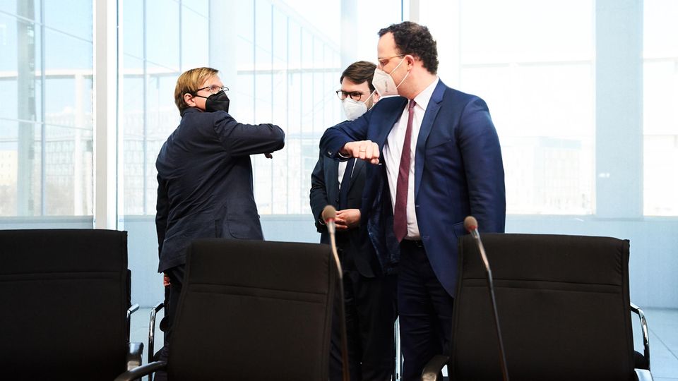 stern-Reporter und Petent Bernhard Albrecht (links) und Bundesgesundheitsminister Jens Spahn (CDU) begrüßen sich vor der Anhörung. In der Mitte: der Ausschussvorsitzende Marian Wendt (CDU)