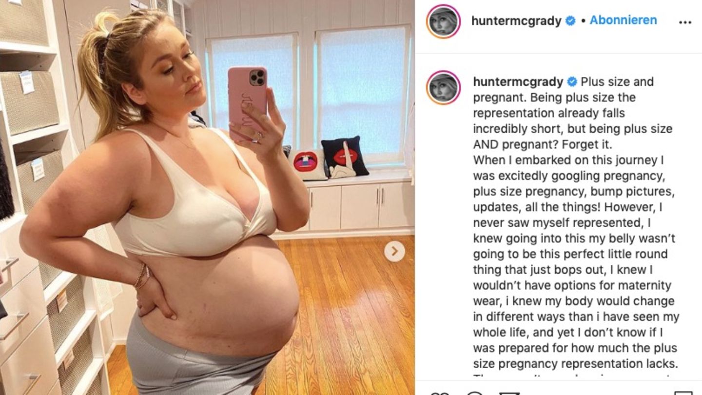 Das Curry-Model Hunter McGrady steht vorm Spiegel und präsentiert ihren Babybauch